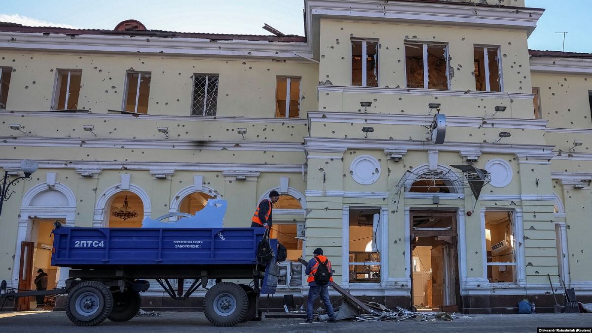 Вихід на перон Херсонскього вокзалу у 2025 році після обстрілу